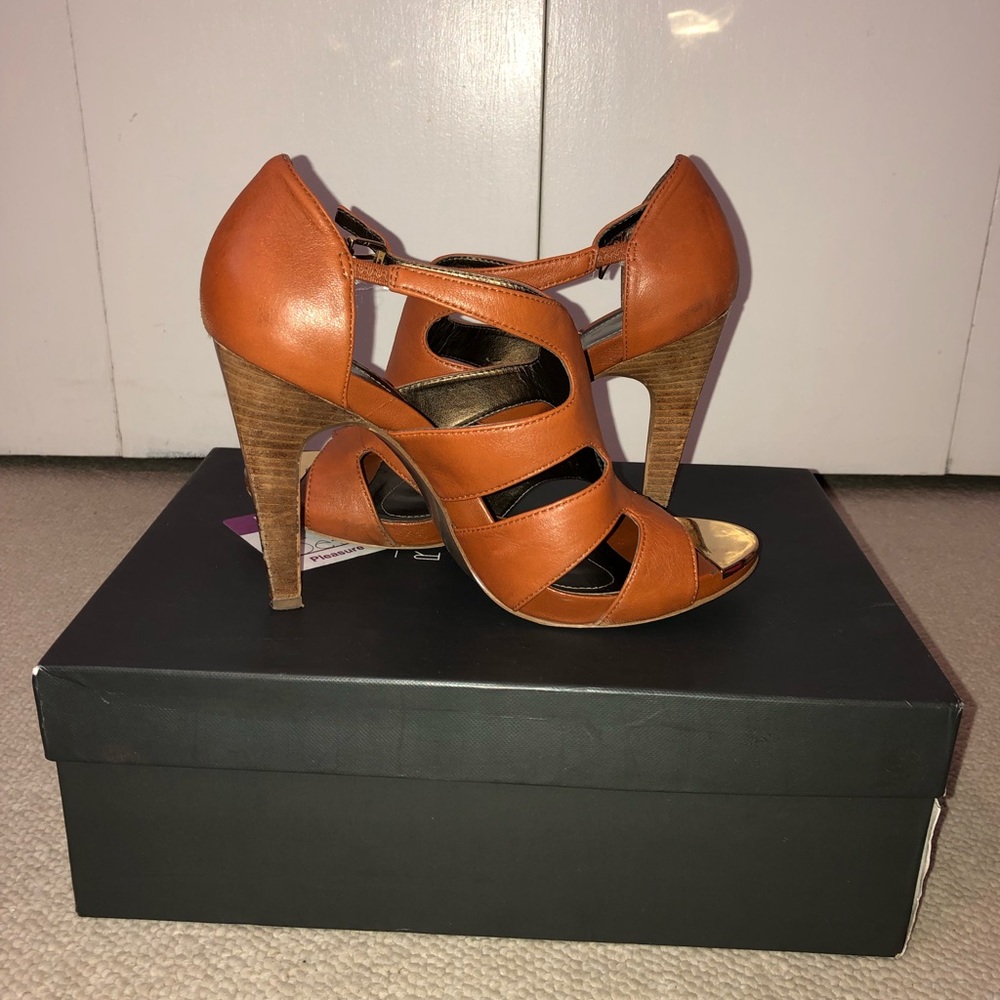 Tahari heeled sandal